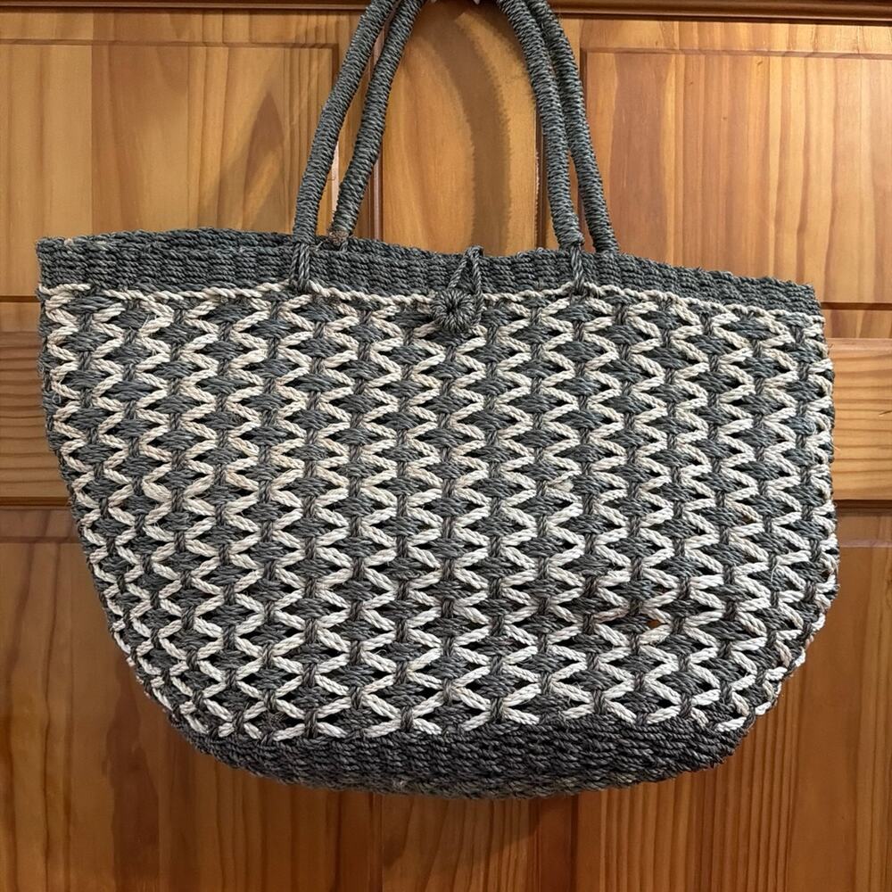 Wicker Cream and Green Tote bag! Perfect vintage cottage core piece!